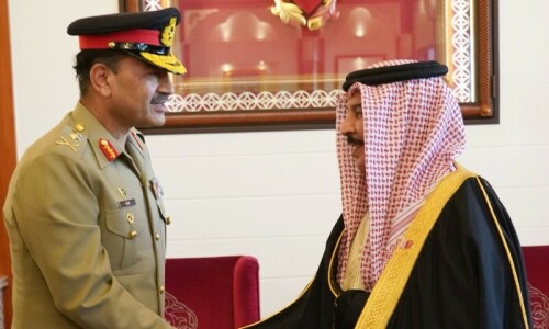 COAS Munir meets Bahrain&rsquo;s King Hamad, discusses military and security cooperation