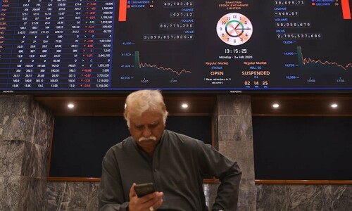 Stocks extend losses on political uncertainty