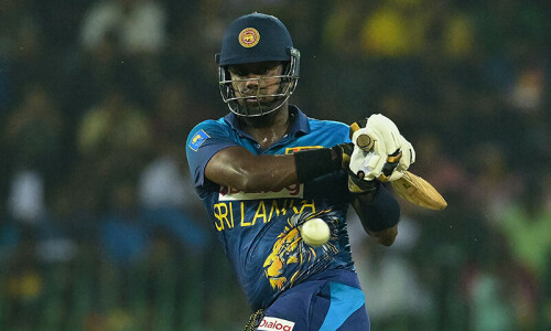 Mathews shines as  Sri Lanka  pull off last ball win against Zimbabwe