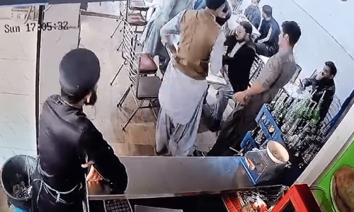 کراچی: بلوچ کالونی میں آزاد امیدوار پر حملہ، سی سی ٹی وی فوٹیج منظر عام پر آگئی