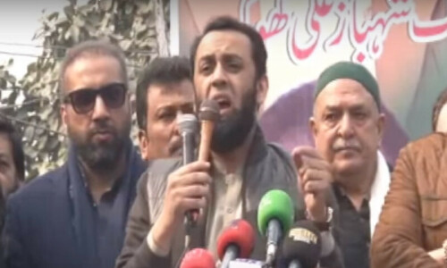 کراچی کے ایک وڈیرے نے لاہور کا رخ کرلیا، عطا اللہ تارڑ