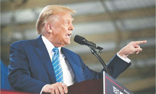 Trump stokes opposition to Biden&rsquo;s border plan