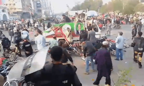 25 held as police use tear gas, baton charge to break up PTI rally 25 held as police use tear gas, baton charge to break up PTI rally