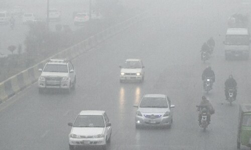 Dense fog disrupts trains, flights schedule Dense fog disrupts trains, flights schedule