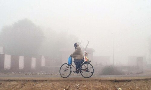 Fog disrupts air, rail and road traffic in Punjab Fog disrupts air, rail and road traffic in Punjab