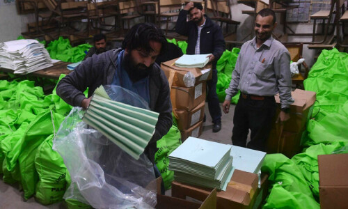 ملک بھر میں عام انتخابات کیلئے پولنگ کے سامان کی ترسیل جاری