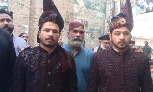 &rsquo;پہلے ووٹ ڈالیں گے پھر بارات لے کر جائیں گے&lsquo;، 2 بھائیوں نے اپنی بارات رکوا دی