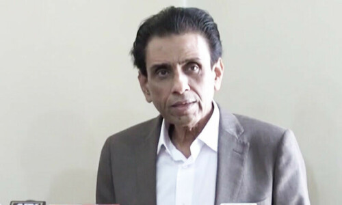 کراچی کی 18 نشستوں پر سبقت لے رہے ہیں، خالد مقبول کا دعویٰ