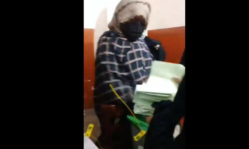 نقاب پوش خواتین کی باکسز میں بیلٹ پیپرز ڈالنے کی ویڈیو وائرل
