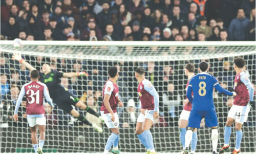 Chelsea down Villa to advance in FA Cup