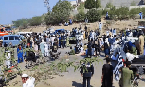 JUI-F workers block Hub River Road in Karachi in protest against &lsquo;election rigging&rsquo;