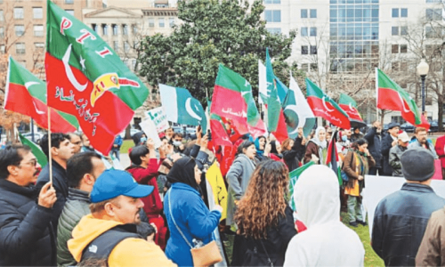 Shahbaz Gill makes &lsquo;reconciliatory gestures&rsquo; at PTI rally near White House