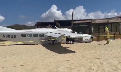 Skydivers&rsquo; plane  kills man on Mexico beach during emergency landing