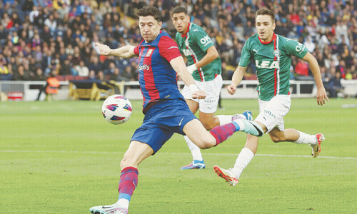 Last-gasp Lewandowski penalty gives Barca win at Celta