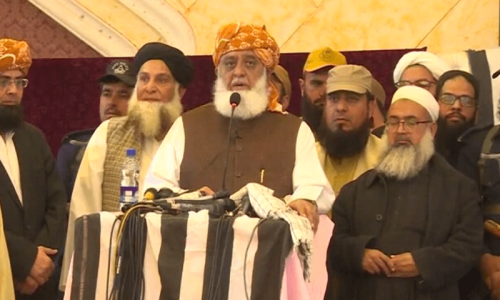 اس ملک میں آئین کی کوئی حیثیت نہیں، حاکمیت ہمارے ملازمین کی ہے، مولانا فضل الرحمٰن