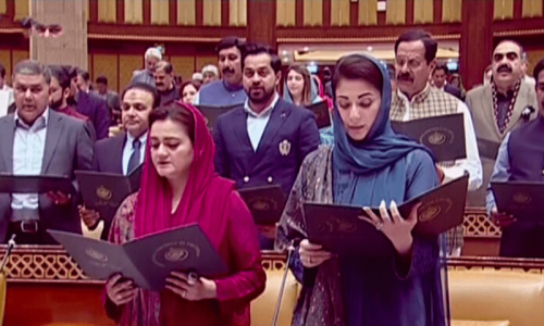 نومنتخب اراکین پنجاب اسمبلی نے حلف اٹھالیا، اسپیکر، ڈپٹی اسپیکر کا انتخاب کل ہوگا