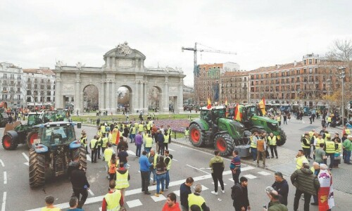 Polish farmers block key road into Germany