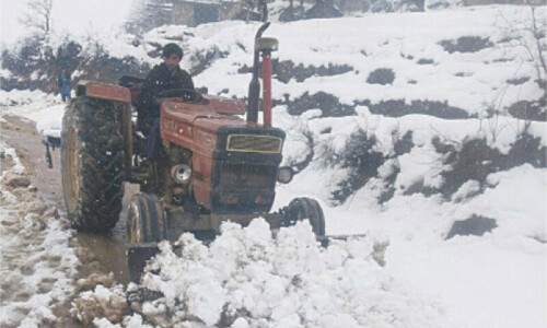 Snowfall blocks roads in Tirah valley Snowfall blocks roads in Tirah valley