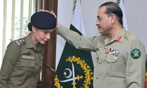 &lsquo;Selfless devotion to duty&rsquo;: COAS lauds Lahore cop for saving woman in Arabic print shirt from mob