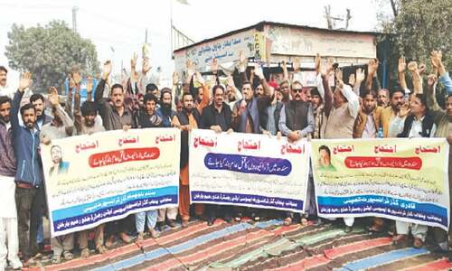 Goods transport owners, traders protest &lsquo;lawlessness&rsquo; on national highway