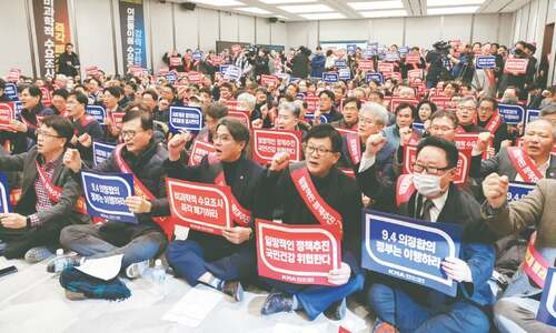 S. Korean government urges doctors to resume work