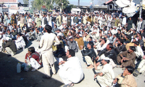 Protest sit-in against rising robberies in Dera Allahyar