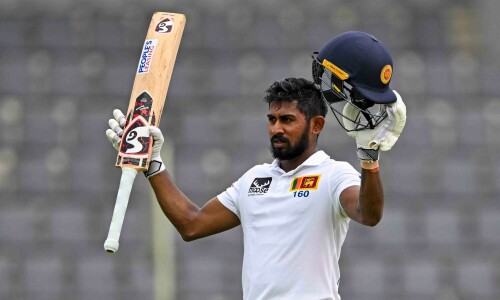 Sri Lanka push Bangladesh to brink after de Silva, Mendis feat