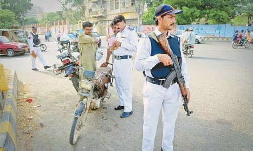 Amid complaints, traffic cops stopped from gathering in hordes on Karachi roads Amid complaints, traffic cops stopped from gathering in hordes on Karachi roads