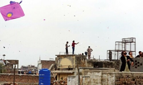Young man injured after tangled in loose kite string in Karachi Young man injured after tangled in loose kite string in Karachi
