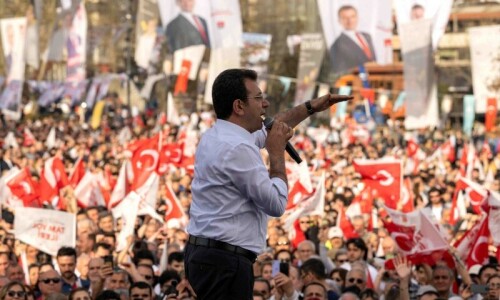 Erdogan battles key rival in Turkiye&rsquo;s local elections