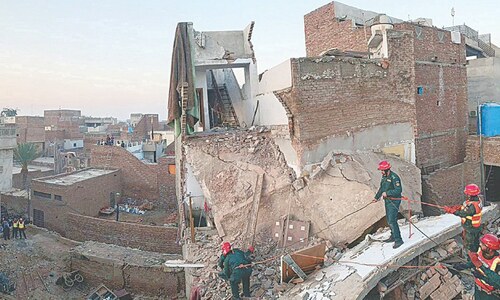 Seven of a family among nine die as houses collapse after cylinder blast