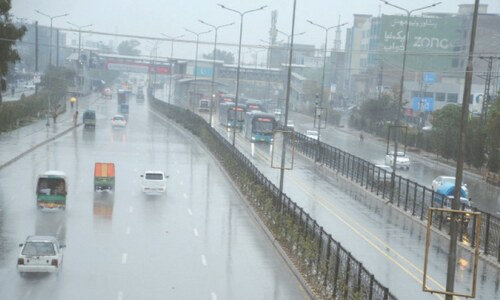 Tourists throng picnic spots as rain, snowfall lash KP