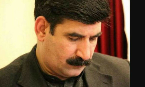 باجوڑ: پیپلز پارٹی کے رہنما اخونزادہ چٹان کی گاڑی پر بم حملہ