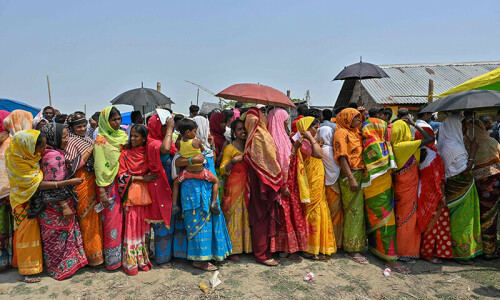 Indian election resumes as heatwave hits voters Indian election resumes as heatwave hits voters