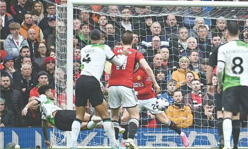 United hold Liverpool to hand Arsenal EPL lead