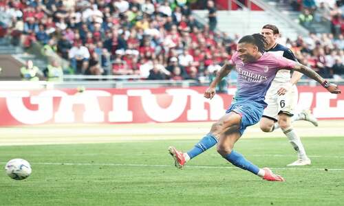 Milan rout Lecce, Roma claim derby honours