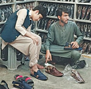 People throng markets to lay hand on popular Charsadda Chappal