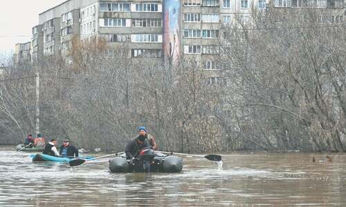 Russians take to the streets in flooded city