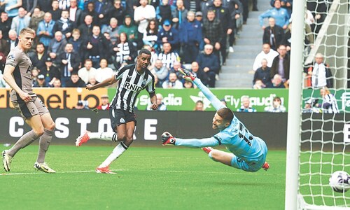 Five-star Man City go top of Premier League, Tottenham smashed by Newcastle