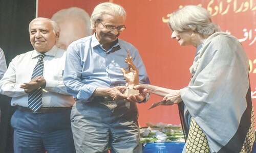 Nasir Zaidi gets Ahfaz-ur-Rahman Award for media freedom