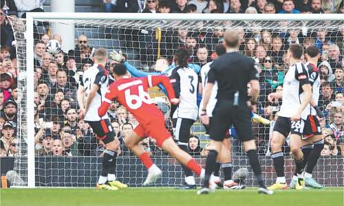 Liverpool bounce back to keep title bid alive