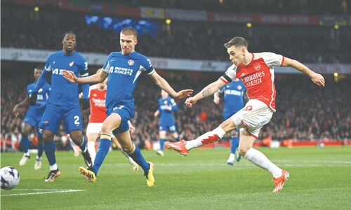 Arsenal hammer Chelsea to go top of Premier League