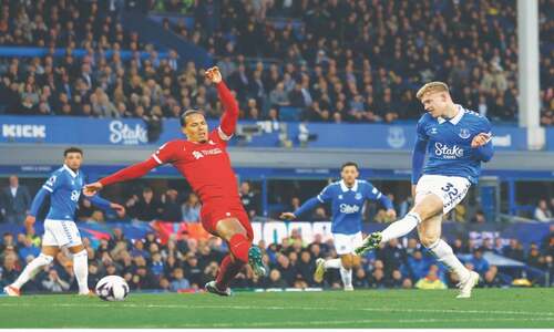 Liverpool&rsquo;s title bid rocked by Everton, United survive Blades scare