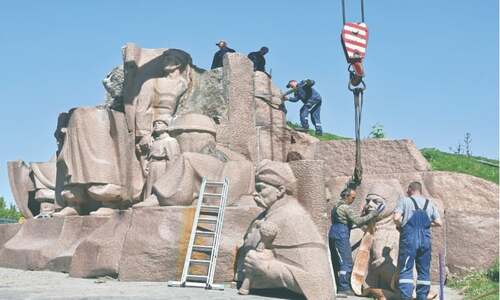 Ukraine dismantles Soviet monument to friendship with Russia