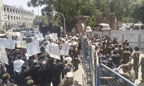 Sindh, Punjab bar councils announce lawyers&rsquo; strikes on May 9 after Lahore police clashes
