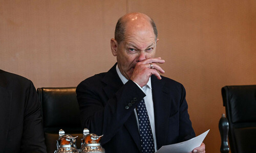 Germany sees spate of attacks on politicians; minister struck on head