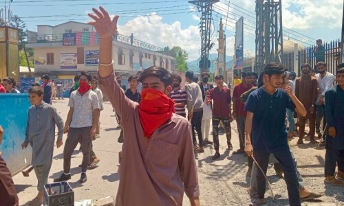 1 police officer dead, over 90 injured in AJK clashes 1 police officer dead, over 90 injured in AJK clashes
