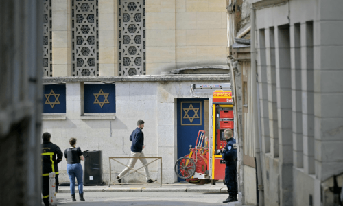 French police kill man trying to set fire to synagogue: minister French police kill man trying to set fire to synagogue: minister