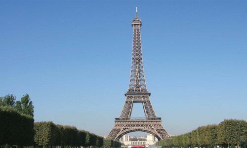 Armed robbers hit jewellery shop in Paris tourist hotspot