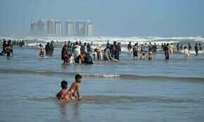 Thanks to sea breeze, Karachi may be &lsquo;least affected&rsquo; by week-long heatwave in Sindh